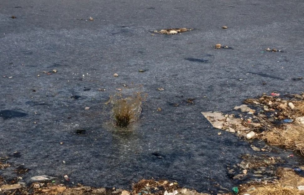 现场|河北深州市：冰下现大型黑臭坑塘，混合垃圾带长达百米，数个村庄人居环境问题突出